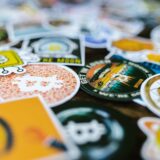 シールは英語だと何と言う？ラベル、スティッカーとの使い分け方とは