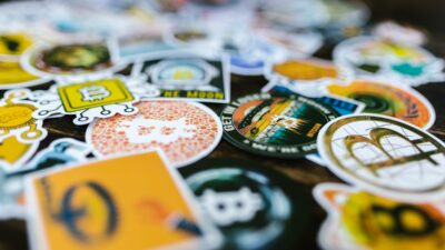シールは英語だと何と言う？ラベル、スティッカーとの使い分け方とは