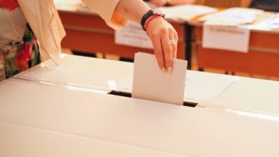 投票するって英語で何て言うの？例文と共にご紹介！