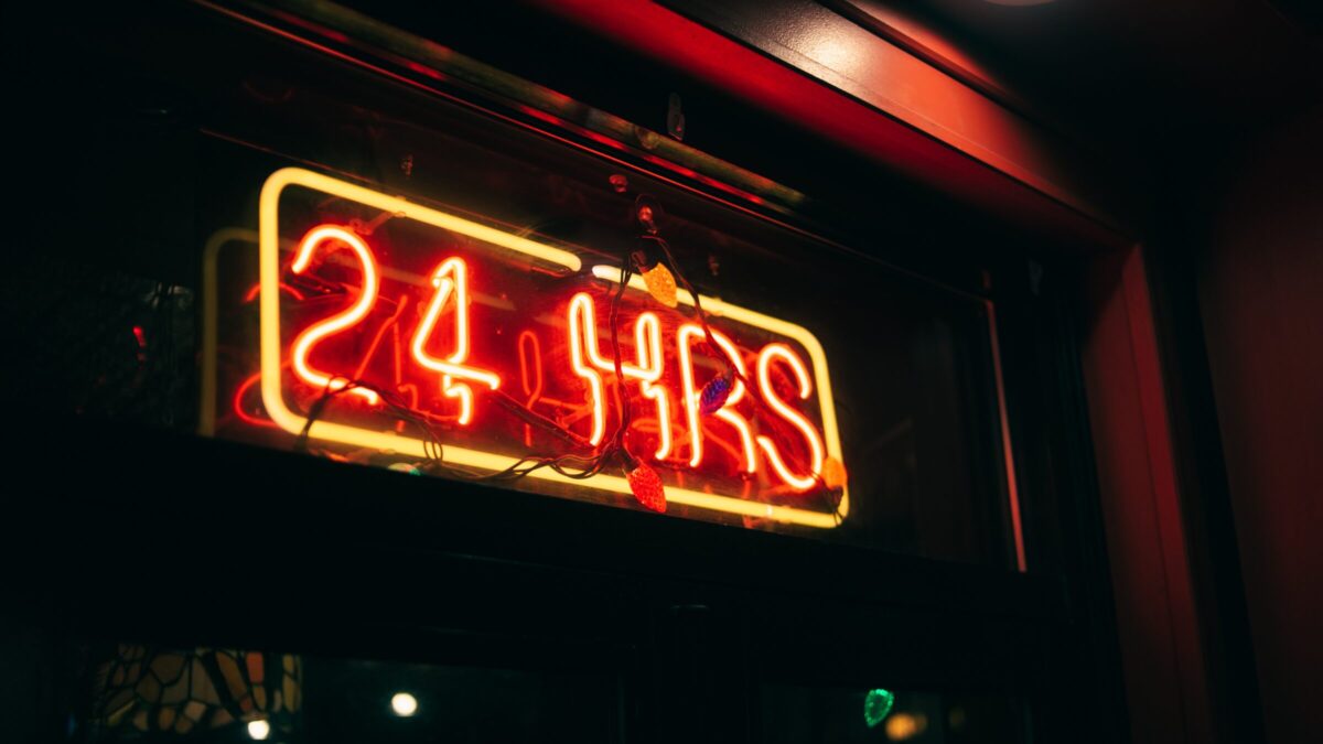 よく英会話で聞く 24/7  ってどう言う意味？