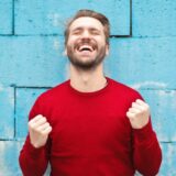 「満足する」を英語でいうと？日常生活で使える英語表現をご紹介！