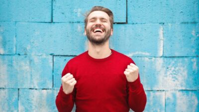 「満足する」を英語でいうと？日常生活で使える英語表現をご紹介！