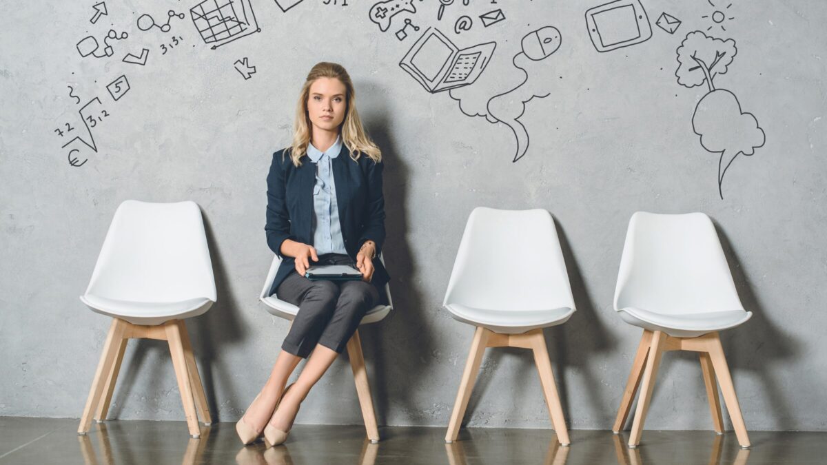 「少々お待ちください」を英語で言うと？ビジネス英語表現！