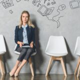 「少々お待ちください」を英語で言うと？ビジネス英語表現！