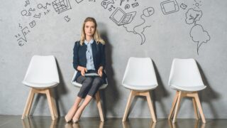 「少々お待ちください」を英語で言うと?ビジネス英語表現!