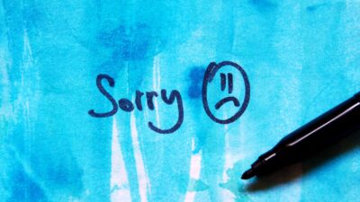 「Sorry」と言われたら何て答える？英語での返事の仕方！